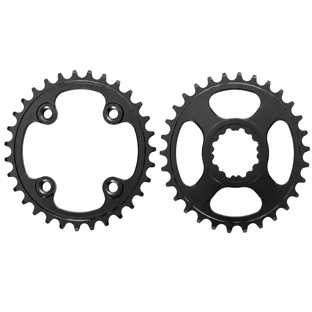 クランクの固定方式を確認するため、ボルト留めのチェーンリングとダイレクトマウント式リングを並べて見比べている写真